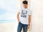 Man draagt een wit T-shirt met een California-print en blauwe jeans.
