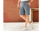 Man draagt blauwe linnen shorts en witte sneakers.