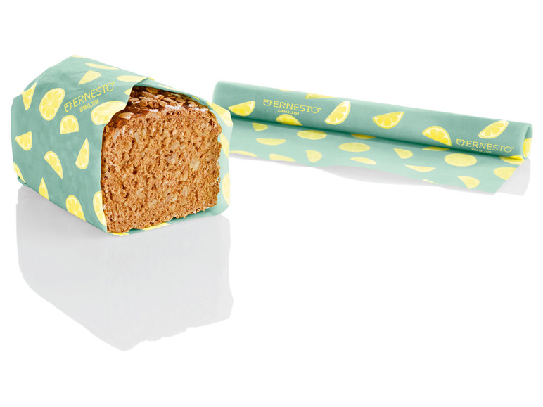 Een snee brood verpakt in Ernesto biologisch inpakpapier met citroenmotief.