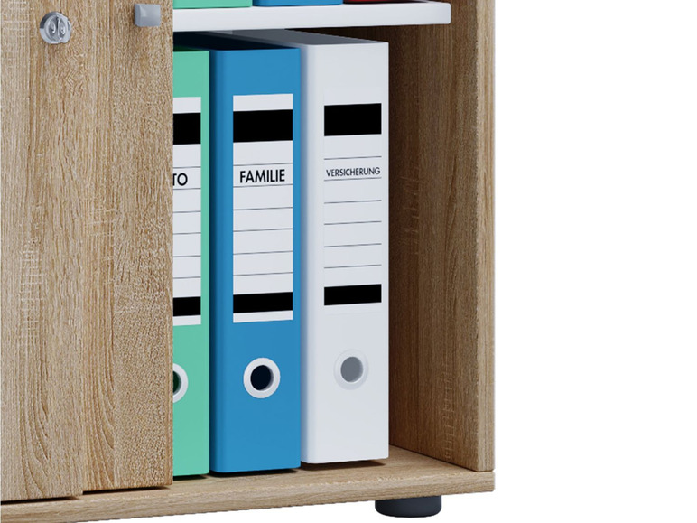 Een houten kast met schuifdeuren met daarin blauwe en witte ringbinders.