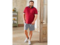 Man in rood poloshirt en grijze shorts.