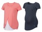 Twee zwangerschaps-T-shirts, een roze met wit en een blauwe met witte stippen.