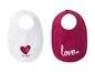 Twee baby-slabbetjes, een witte met een hartje en 'Love Dance' en een roze met 'love'.