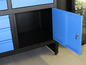 Blauw metalen gereedschapskast met laden en een deur.