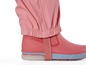 Roze regenbroek met roze regenlaarzen.