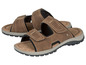 Twee bruine leren sandalen met gespen.