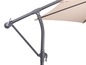 Een beige parasol met een grijs metalen frame.