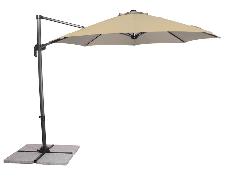 Een beige parasol met een verstelbare arm en een stenen voet.