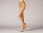 Een model draagt beige panty's.