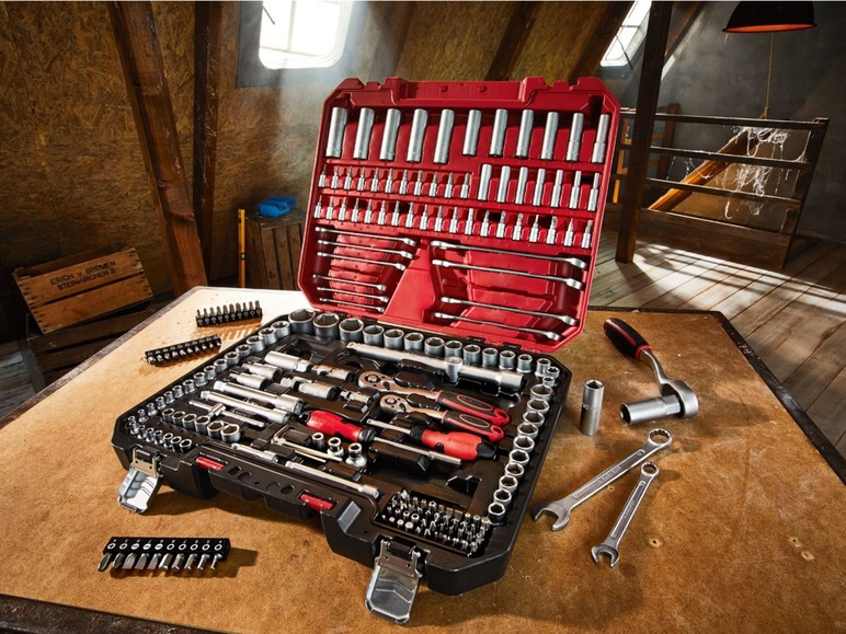 Een gereedschapskoffer met diverse gereedschappen, waaronder een ratel en sleutels.