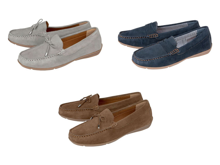 Drie paar mocassins in grijs, blauw en bruin.