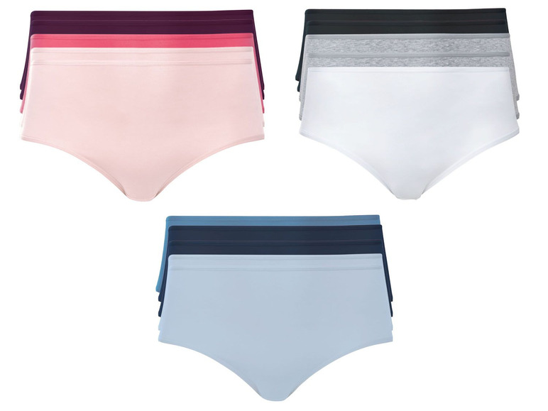 Drie sets met verschillende kleuren dames onderbroeken.