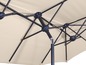 Onderkant van een beige parasol met metalen frame.