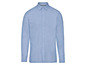 Een lichtblauw overhemd met lange mouwen.