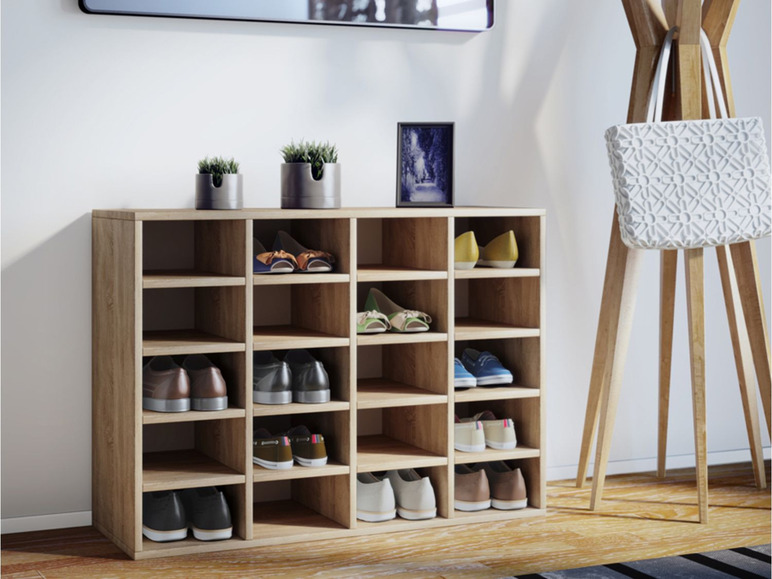 Een houten schoenenrek met verschillende soorten schoenen.