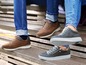 Twee paar comfortabele sneakers in grijs en bruin.