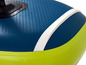 Detail van een opblaasbaar paddleboard met een blauwe en groene kleur.