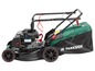 Een groene Parkside benzine grasmaaier met een opvangbak.