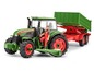 Groene Fendt trekker met aanhanger en boer.