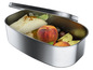 Een metalen lunchbox met een tortilla wrap, een perzik en ander fruit.