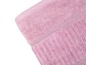 Een roze badhanddoek met een geribbelde textuur.