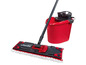 Een Vileda mop met emmer voor het schoonmaken van vloeren.