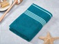 Een teal badhanddoek met witte strepen.