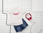 Wit T-shirt met 'United'-opdruk, denim shorts en rode koptelefoon.
