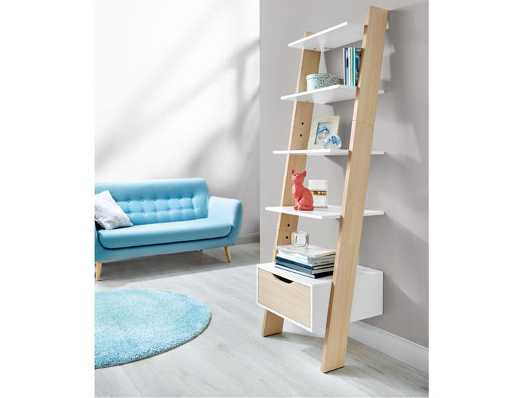 Witte ladderrek met houten elementen, een lade en decoratieve accessoires in een woonkamer.