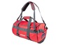 Een rode sporttas met schouderband van Mistral.