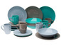 Een set servies met borden, kommen en bekers in grijs, bruin en turquoise tinten.