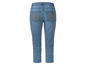 Blauwe jeans met geborduurde zakken.