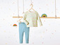 Babykleding met gestreepte trui en blauwe broek.