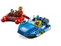 Een blauwe LEGO politiebot en een rode rubberboot met LEGO minifiguren.