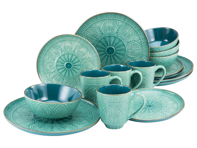 Een servies met turquoise en blauwe borden en kommen met een ingegraveerd patroon.