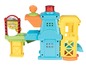 Een speelgoedhuis met een glijbaan en een speelgoedauto van VTech.