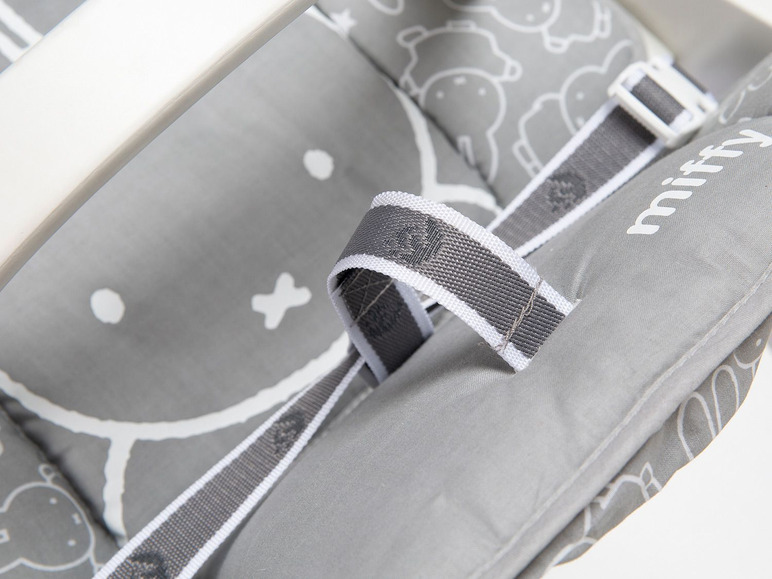 Detail van een grijze Miffy stoel met witte details.