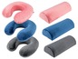 U-vormige nek kussens en ondersteunende kussens in roze, blauw en grijs.