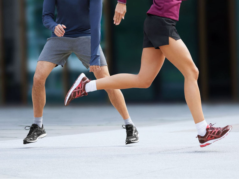 Twee mensen rennen in sportkleding en sneakers.