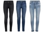 Drie paar skinny jeans in zwart, donkerblauw en lichtblauw.