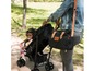 Een vrouw duwt een baby in een buggy met een Ohmybaby-luiertas.