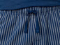 Blauwe pyjamabroek met witte strepen.