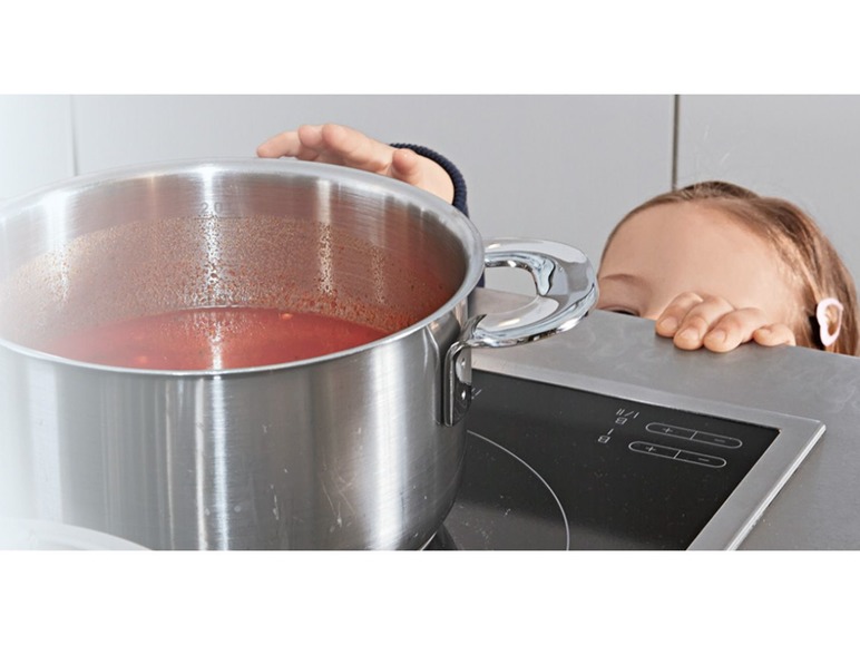 Een pan met saus op een inductiekookplaat.