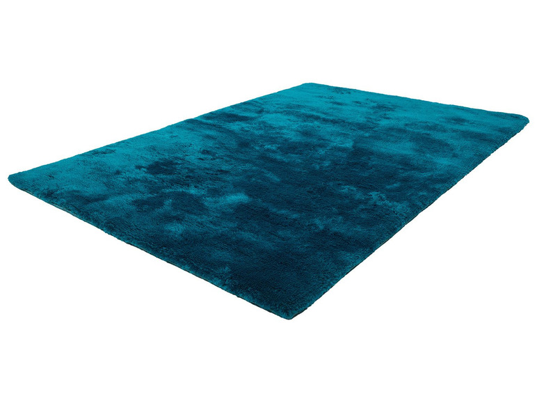 Een donkerblauw, pluche tapijt.