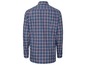 Een blauw-rood geruite overhemd met lange mouwen.