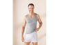 Man draagt ​​een grijs tanktop en witte boxershorts.