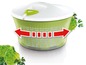 Groene saladecentrifuge met deksel.