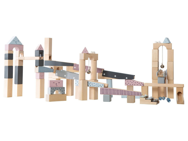 Houten blokken met een ballenbaan en decoratieve details.