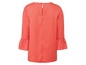 Een roze blouse met pofmouwen.