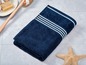 Een donkerblauwe handdoek met witte strepen